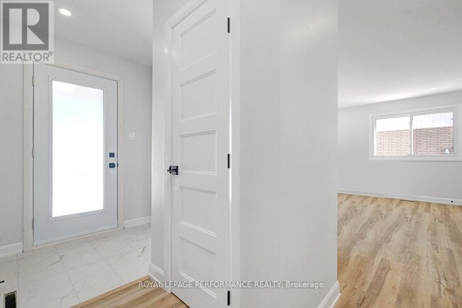 882 Balsam Dr in Ottawa, ON - Building Photo - Building Photo