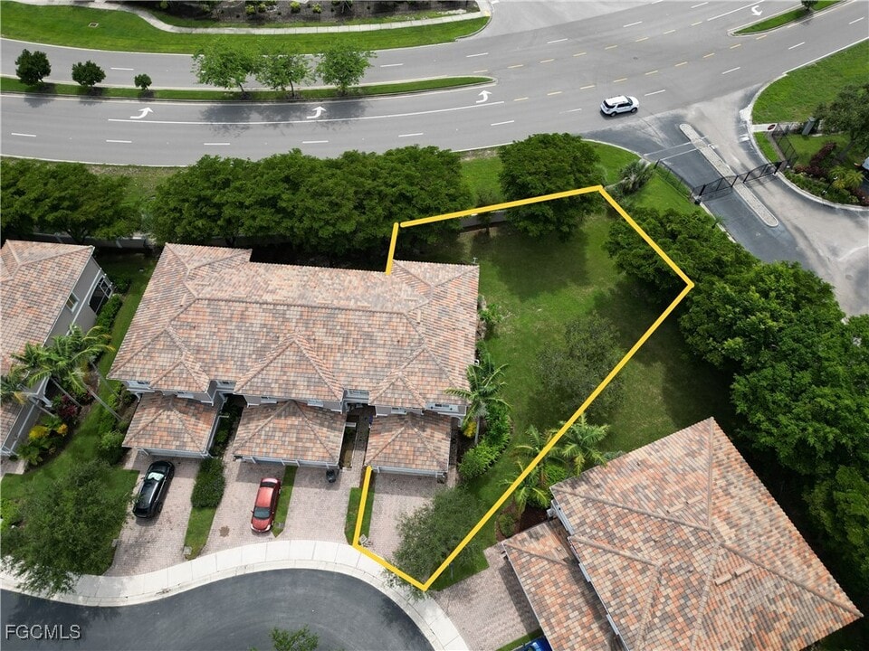 9999 Chiana Cir in Ft. Myers, FL - Building Photo