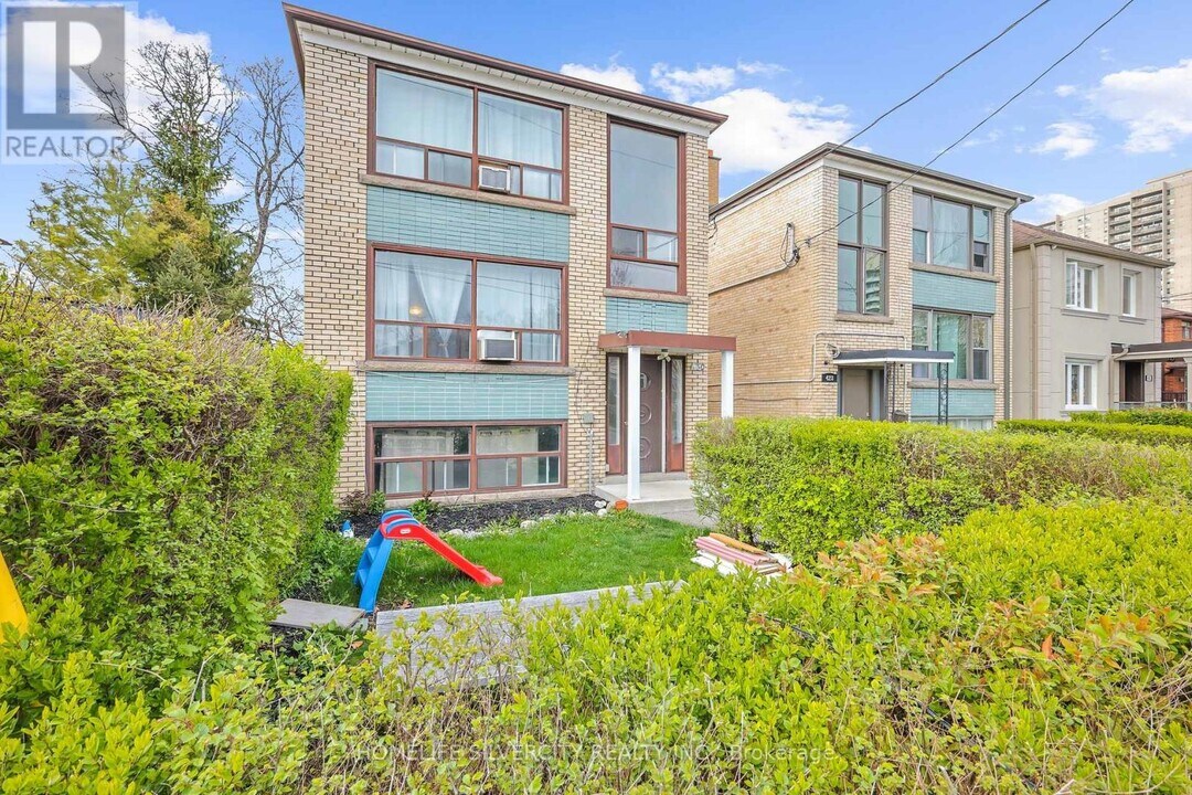 430-430 Ridelle Ave in Toronto, ON - Building Photo