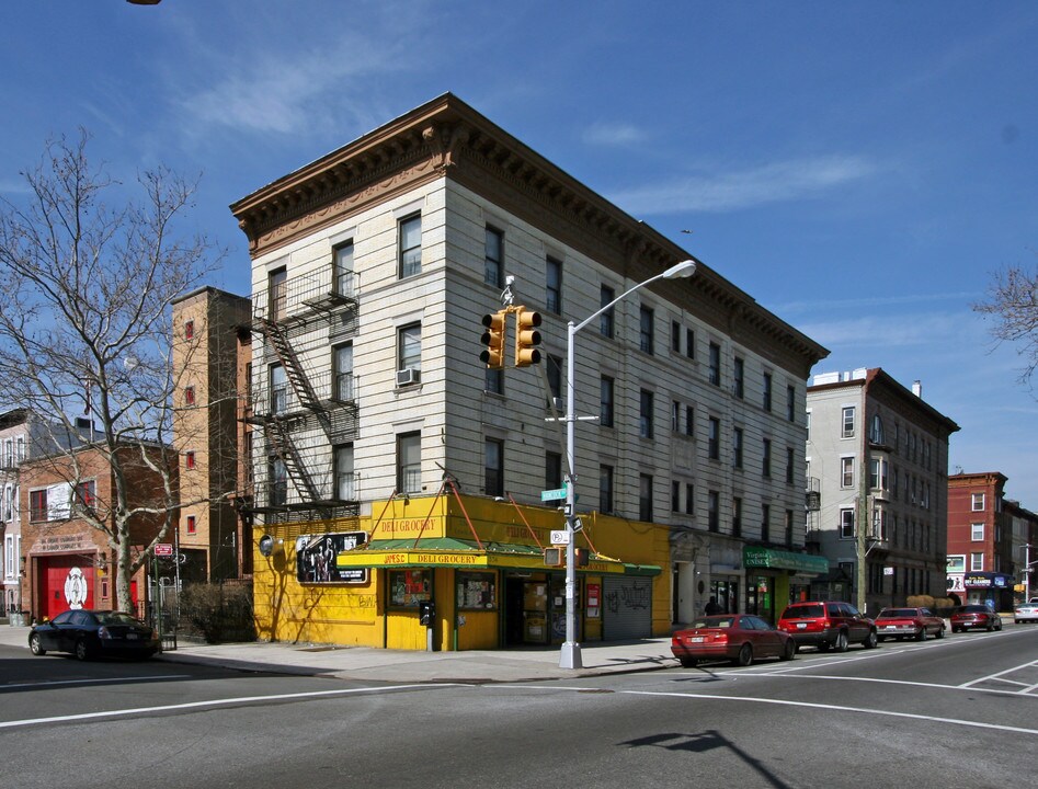 330 Lewis Ave in Brooklyn, NY - Foto de edificio
