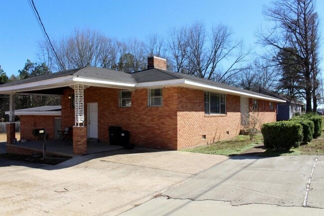 property at 905 Louisville St