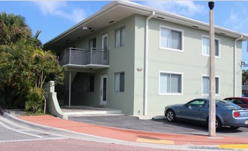 8435 Crespi Blvd in Miami, FL - Foto de edificio - Building Photo