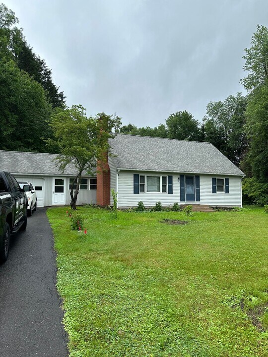 9 Applewood Ln in Amherst, MA - Building Photo