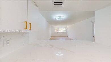 1333 E Hallandale Beach Blvd in Hallandale Beach, FL - Building Photo - Building Photo