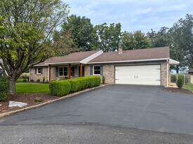 340 Woodchuck Dr in Ephrata, PA - Building Photo