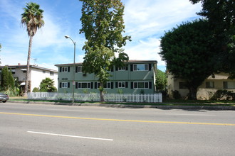 4930 Hazeltine Ave in Sherman Oaks, CA - Building Photo - Building Photo