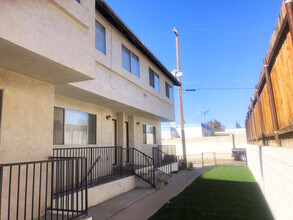 2667 Sunny Ln in Bakersfield, CA - Foto de edificio - Building Photo