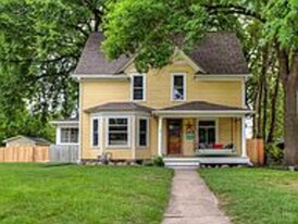 107 S Riverside Dr in Ames, IA - Building Photo