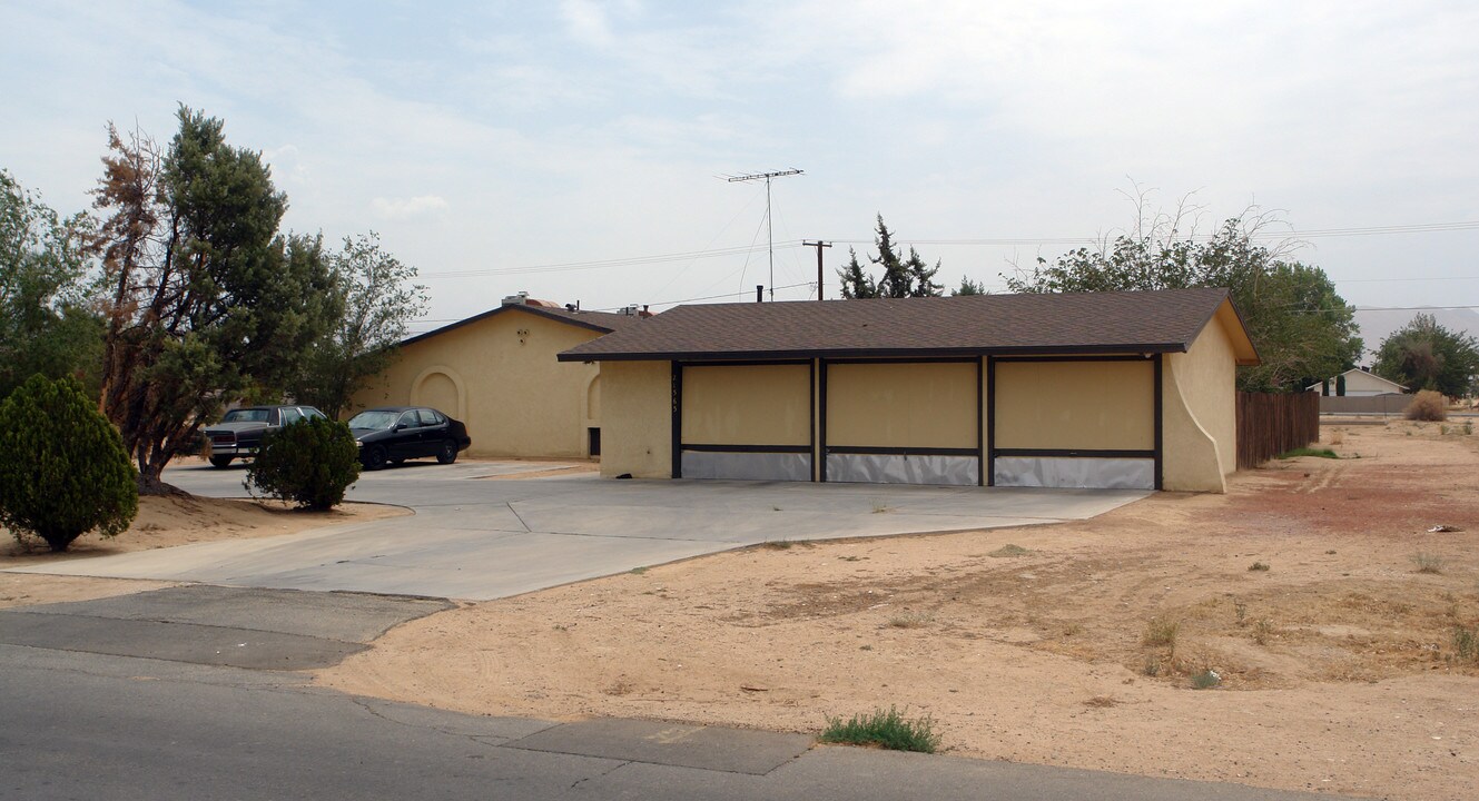 21565 Nisqually Rd in Apple Valley, CA - Foto de edificio