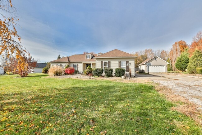 151 N Meadow Ridge Trail in Edwardsville, IL - Building Photo - Building Photo