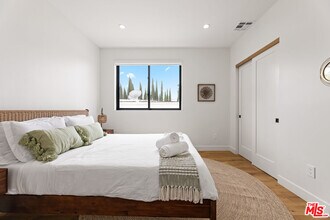 5118 Laurel Canyon Blvd in Los Angeles, CA - Building Photo - Building Photo