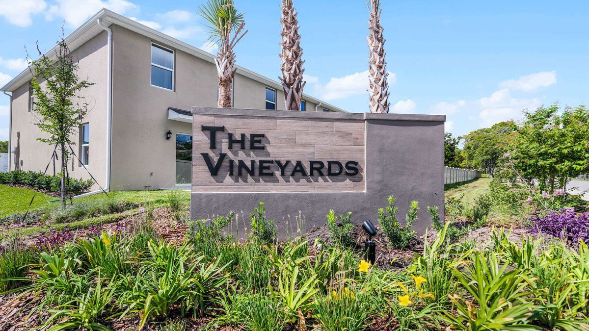 672 Moscato Dr in Daytona Beach, FL - Building Photo