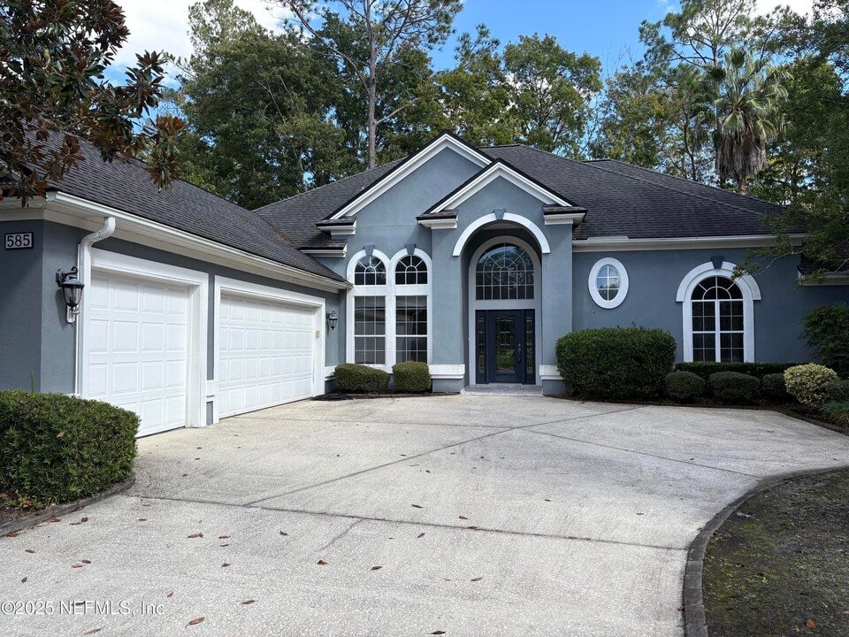 585 Golden Links Dr in Orange Park, FL - Building Photo