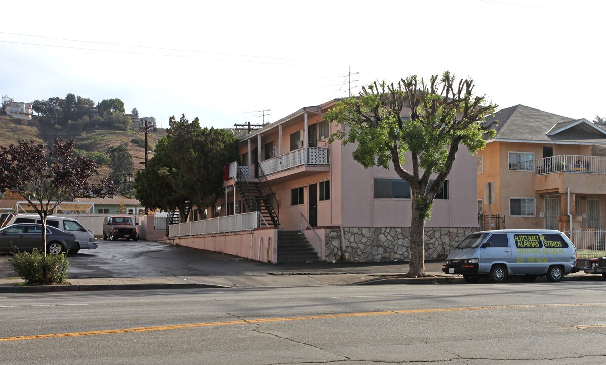 917 Cypress Ave in Los Angeles, CA - Foto de edificio