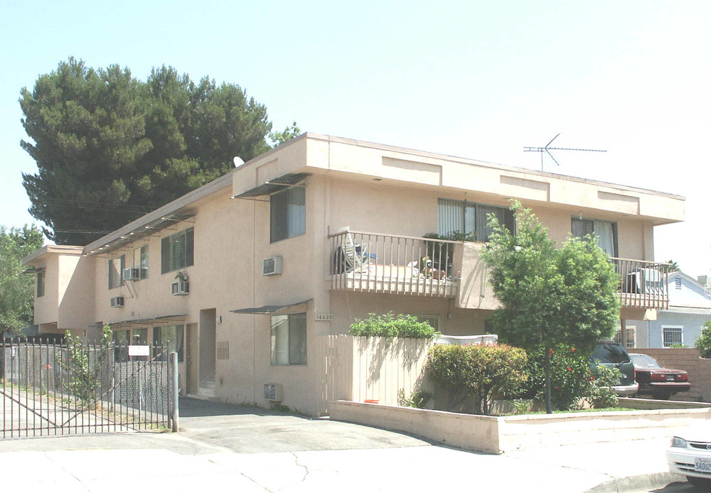 16023 Cantlay St in Van Nuys, CA - Foto de edificio