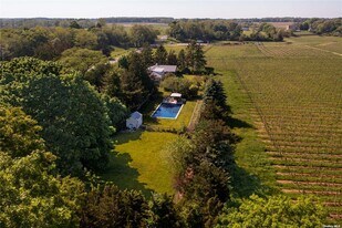 1100 Alvahs Ln in Southold, NY - Building Photo