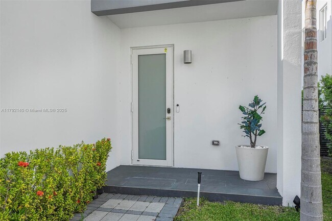10373 NW 68th Terrace in Doral, FL - Building Photo - Building Photo