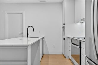 1270 Sherbrooke Rue E in Montréal, QC - Building Photo - Building Photo