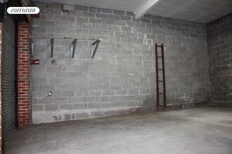 393 Manhattan Ave in Brooklyn, NY - Foto de edificio - Building Photo