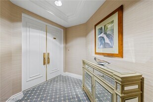 4021 Gulf Shore Blvd N in Naples, FL - Building Photo