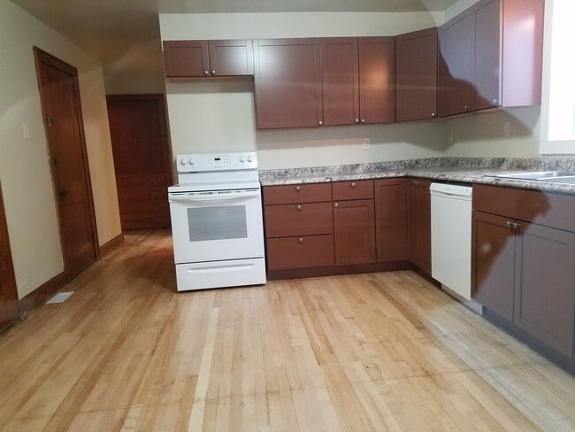 249 Healy Ave, Unit Lower in Negaunee, MI - Building Photo - Building Photo