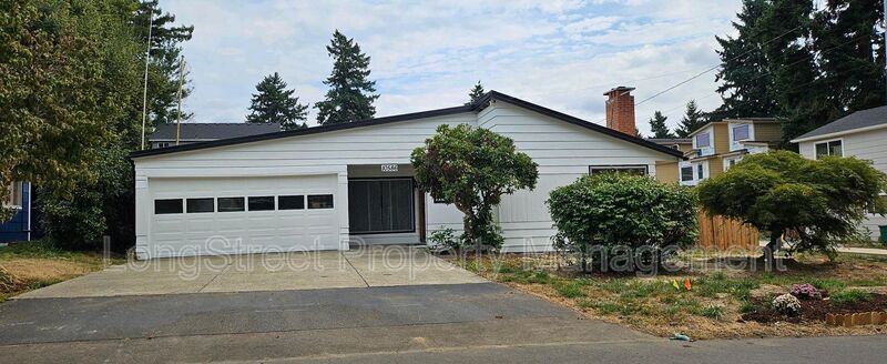 10586 SE Home Ave in Milwaukie, OR - Building Photo