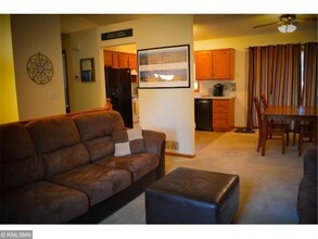 6917 Pleasant View Dr in Mounds View, MN - Foto de edificio - Building Photo