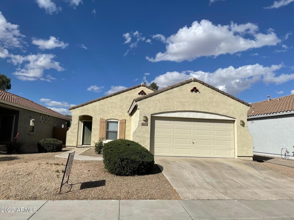 17224 W Saguaro Ln in Surprise, AZ - Building Photo