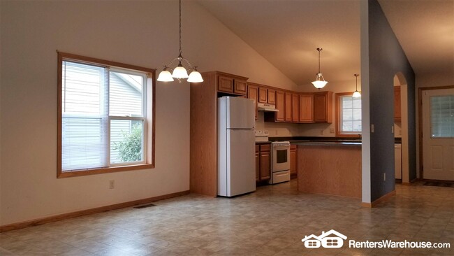 64 Crown Pointe Curve in Hudson, WI - Building Photo - Building Photo