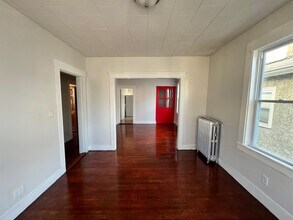 74 Newbury St, Unit 2 in Somerville, MA - Foto de edificio - Building Photo