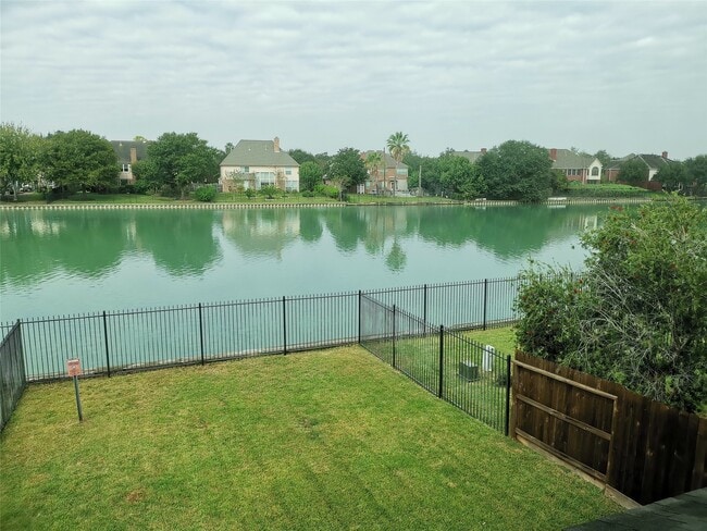 2302 Waterford Park St