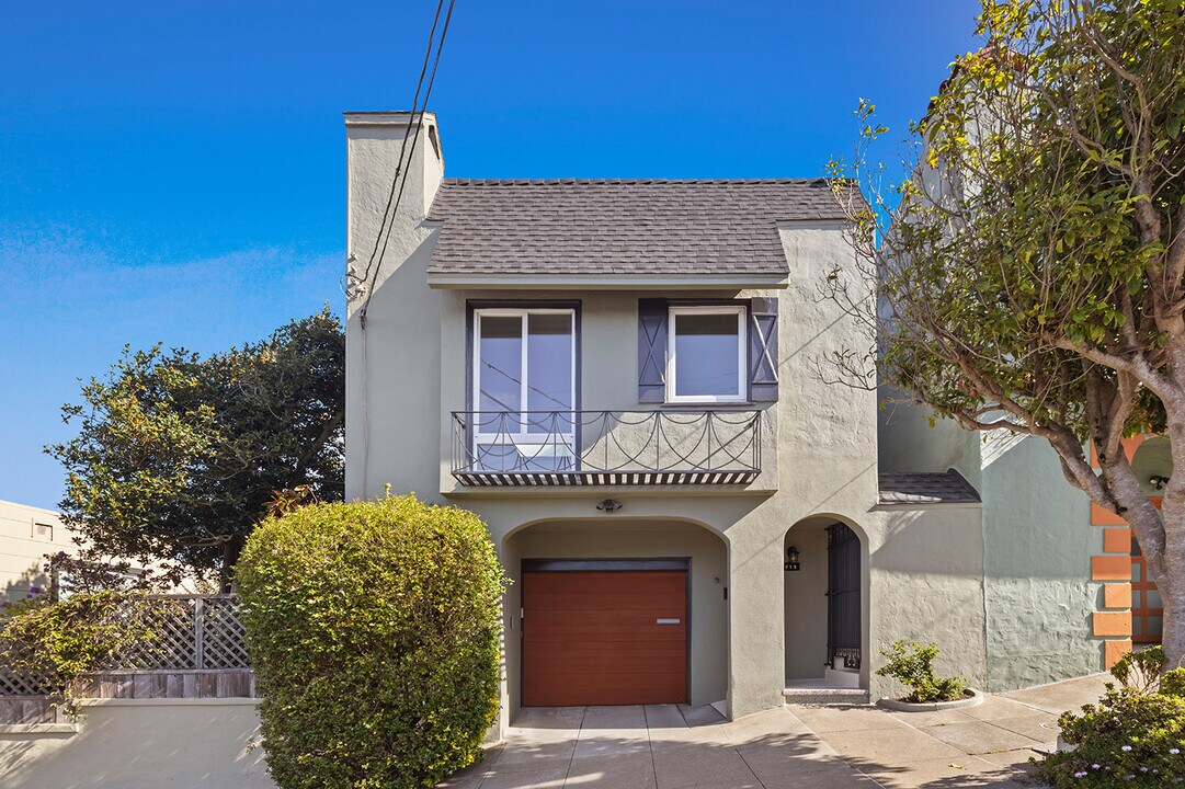 719 Avalon Ave in San Francisco, CA - Building Photo