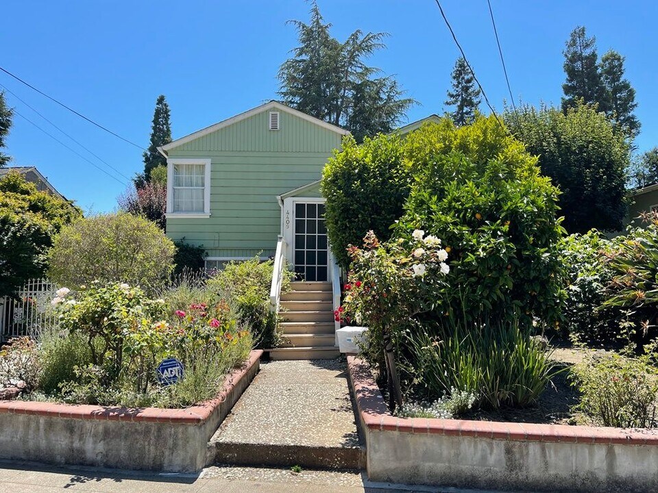 4409 Reinhardt Dr in Oakland, CA - Building Photo
