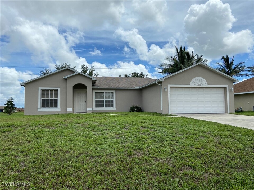 120 NW 24th Terrace in Cape Coral, FL - Building Photo