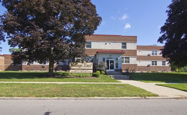 Village East in Beloit, WI - Foto de edificio - Building Photo