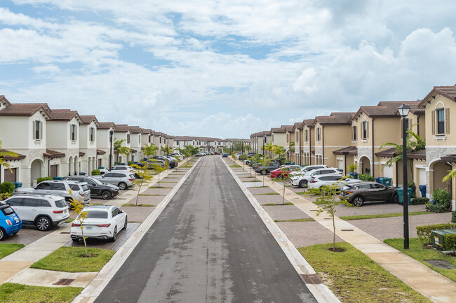 Crystal Cay in Cutler Bay, FL - Foto de edificio - Building Photo