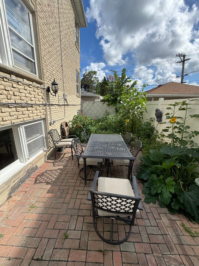 6331 W Devon Ave, Unit 2F in Chicago, IL - Foto de edificio - Building Photo