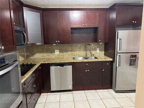 417 Lakeview Dr in Weston, FL - Foto de edificio - Building Photo