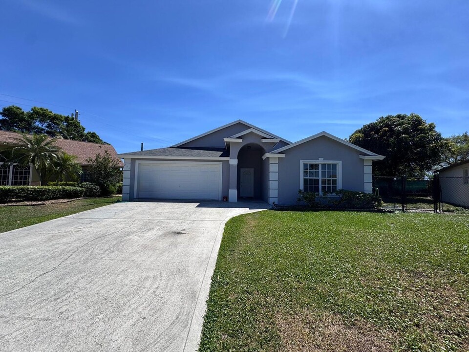 240 Malibu Cir in Greenacres, FL - Building Photo