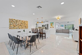 9221 SW 16th St in Miami, FL - Foto de edificio - Building Photo