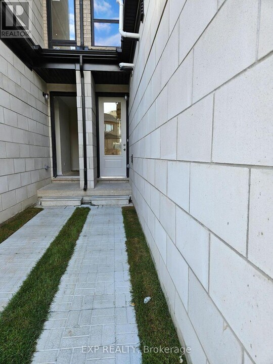 3185 Sixth Line in Oakville, ON - Building Photo