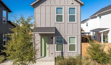 2205 N Bonnie Brae St in Denton, TX - Building Photo - Building Photo
