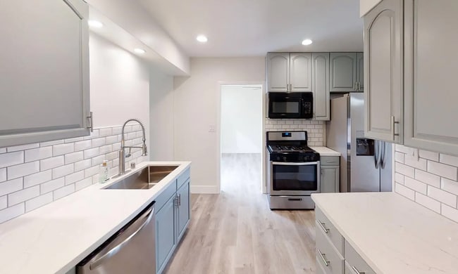 5118-5120 E Falls View Dr in San Diego, CA - Building Photo - Building Photo