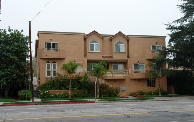 5750 Woodman Ave in Van Nuys, CA - Foto de edificio - Building Photo