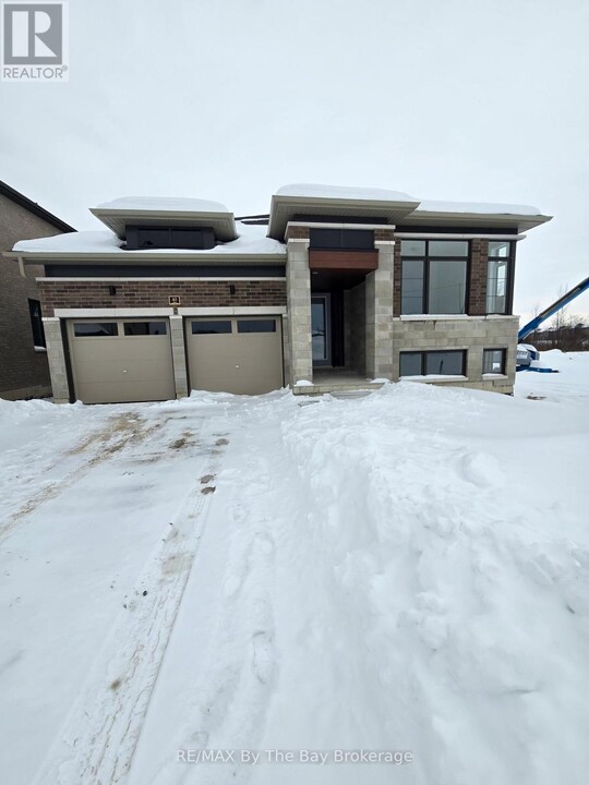 40 Rosanne Cir in Wasaga Beach, ON - Building Photo