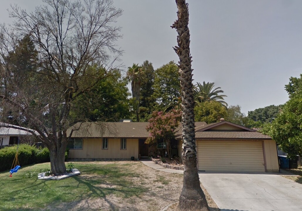 581 Clint Way in Yuba City, CA - Foto de edificio