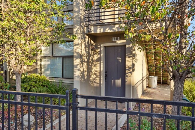 2000 Market St in Oakland, CA - Foto de edificio - Building Photo