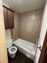 1901 E Lindsey St in Norman, OK - Foto de edificio - Building Photo