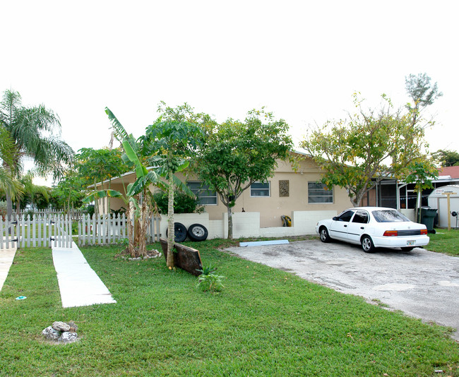 4730-4740 SW 43rd Ter in Fort Lauderdale, FL - Foto de edificio - Building Photo