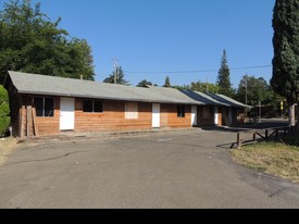 Cedar Cove Lodge in Lakeport, CA - Foto de edificio - Building Photo